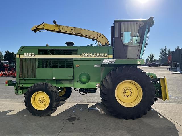 Image of John Deere 6850 equipment image 4