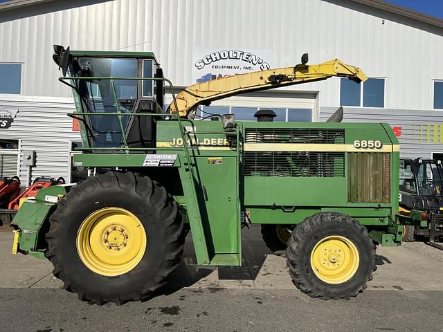 Image of John Deere 6850 equipment image 1