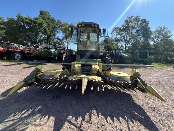 Image of John Deere 6850 equipment image 1
