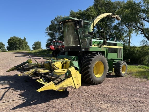 1999 John Deere 6850 Equipment Image0