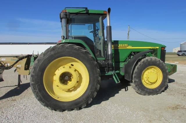 Image of John Deere 8400 equipment image 1