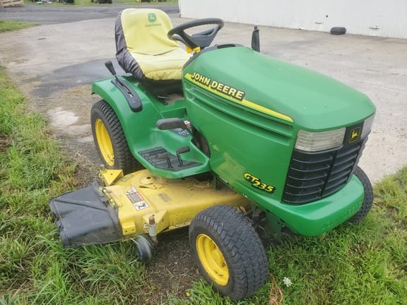 1999 John Deere GT235 Equipment Image0