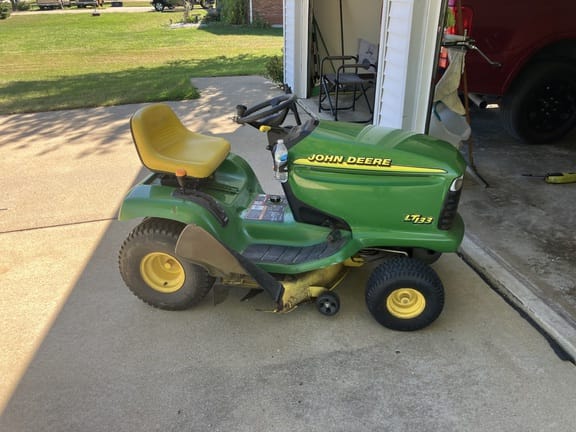 1999 John Deere LT133 Equipment Image0