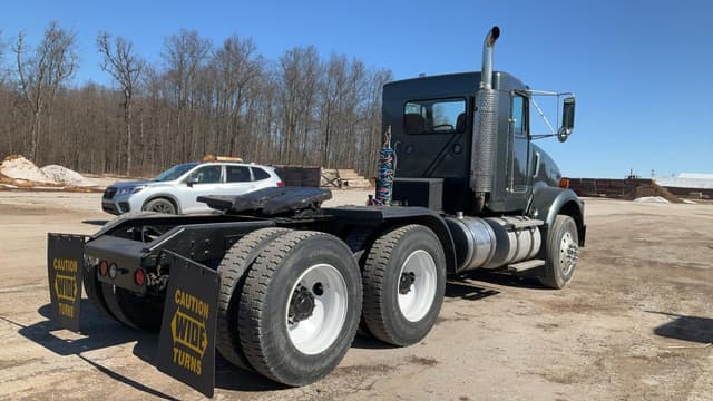 Image of Kenworth T800B equipment image 4