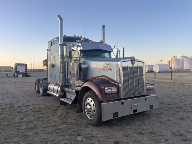 Image of Kenworth W900 equipment image 1
