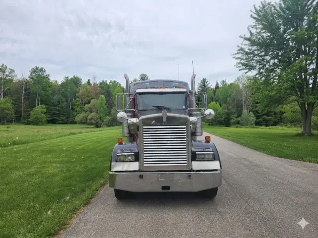 Image of Kenworth W900L equipment image 4