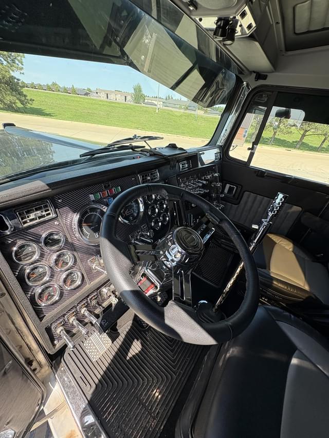 Image of Kenworth W900L equipment image 4