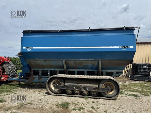 Image of Kinze 1040 equipment image 3