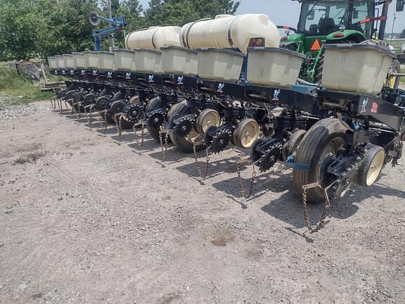 Image of Kinze 2210 equipment image 1