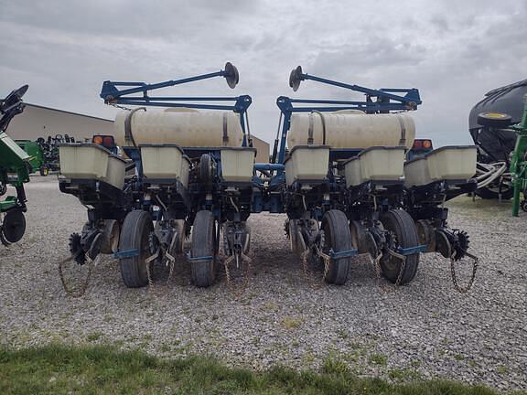Image of Kinze 2210 equipment image 2