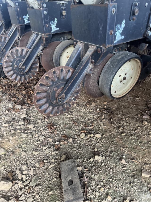 Image of Kinze 2600 equipment image 2