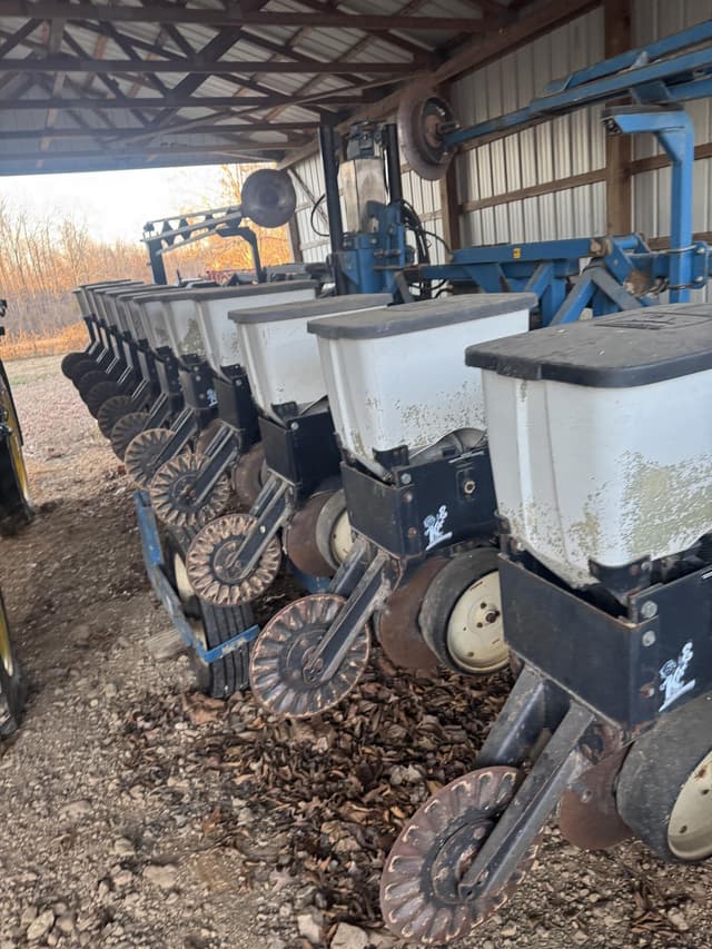 Image of Kinze 2600 equipment image 3
