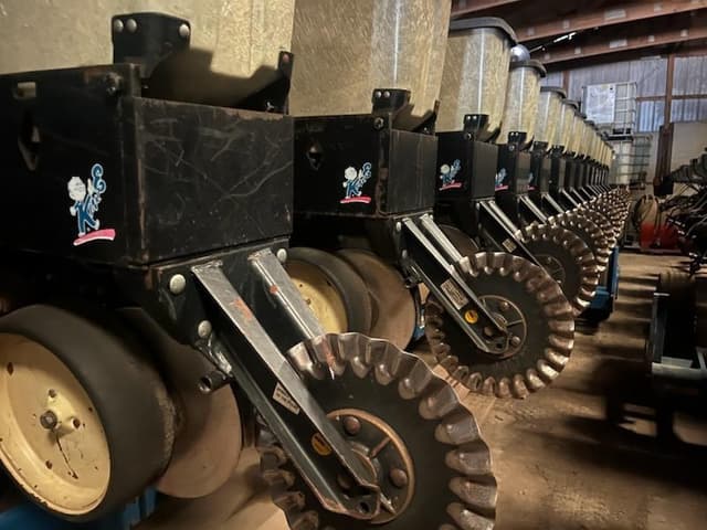 Image of Kinze 2600 equipment image 1