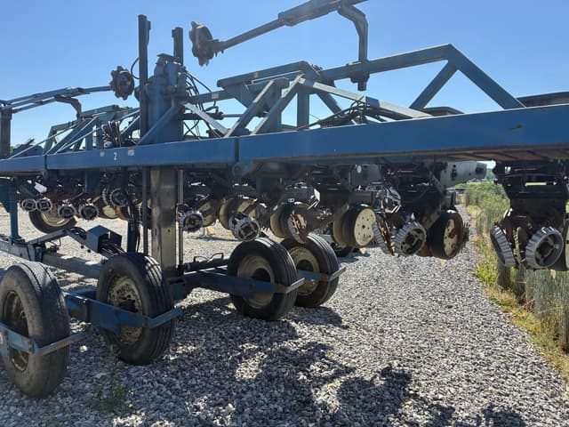 Image of Kinze 2600 equipment image 2