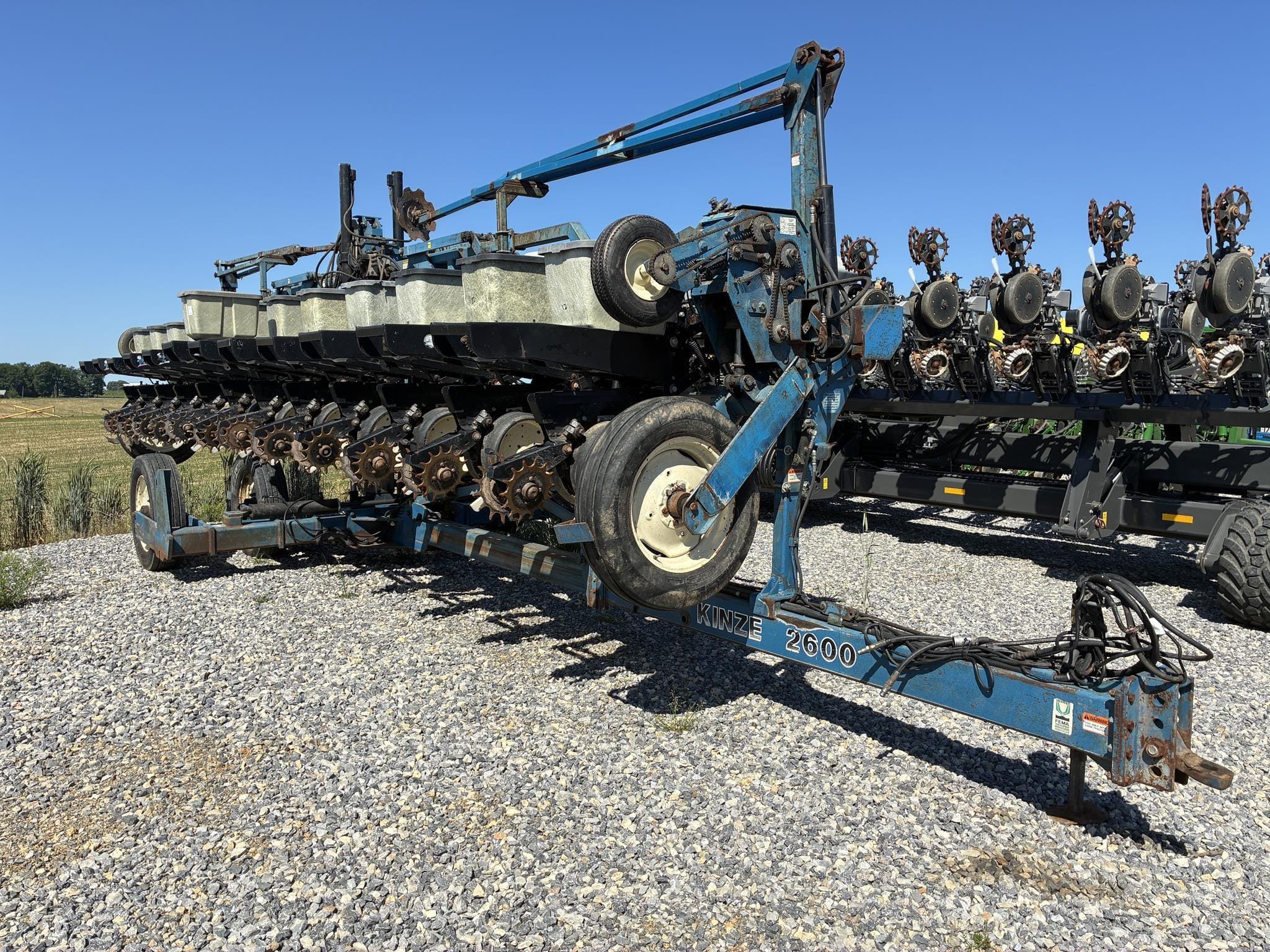 1999 Kinze 2600 Equipment Image0