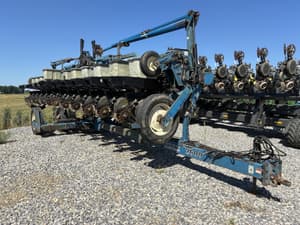 1999 Kinze 2600 Image