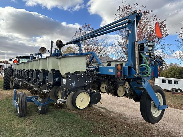 Image of Kinze 2600 equipment image 2