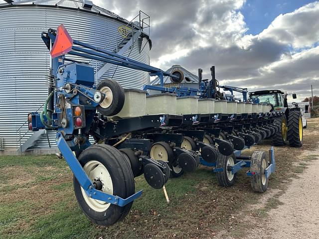 Image of Kinze 2600 equipment image 4