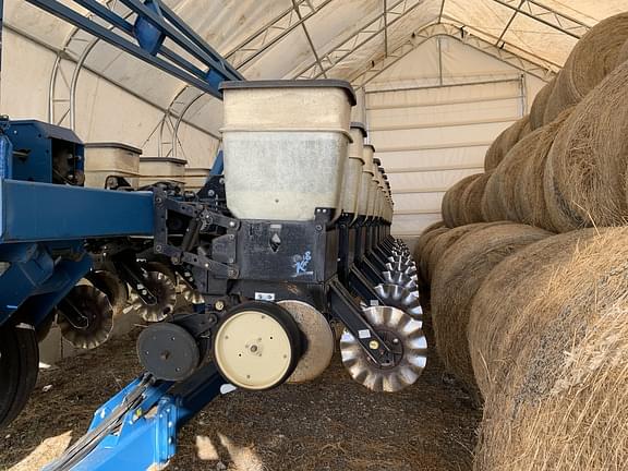 Image of Kinze 2600 equipment image 1