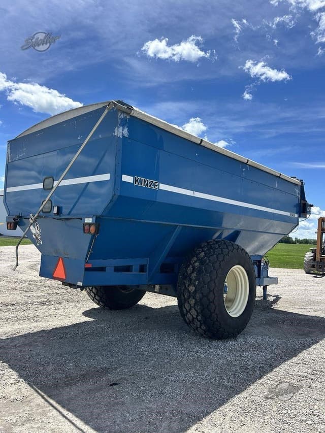 Image of Kinze 840 equipment image 2