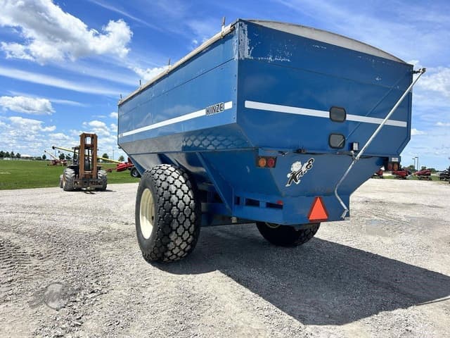 Image of Kinze 840 equipment image 4