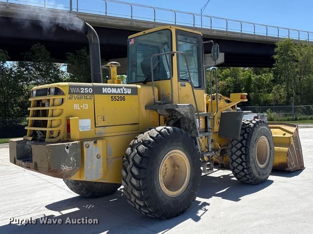 Image of Komatsu WA250-3 equipment image 4