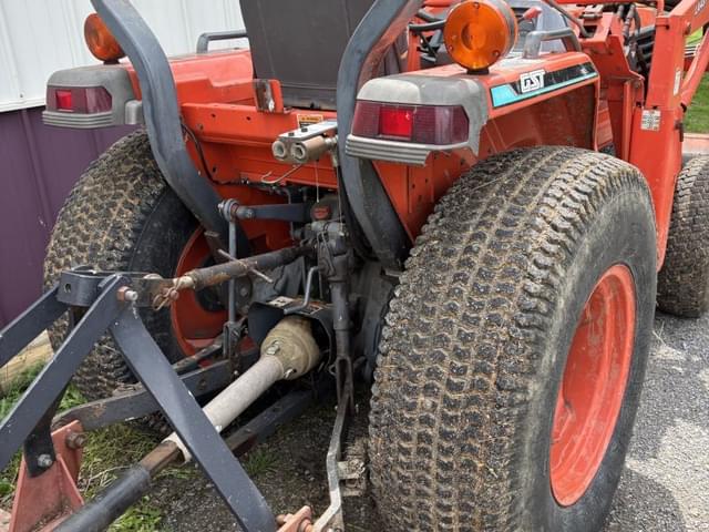 Image of Kubota L3010 equipment image 3