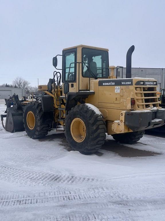 Image of Komatsu WA250 equipment image 2