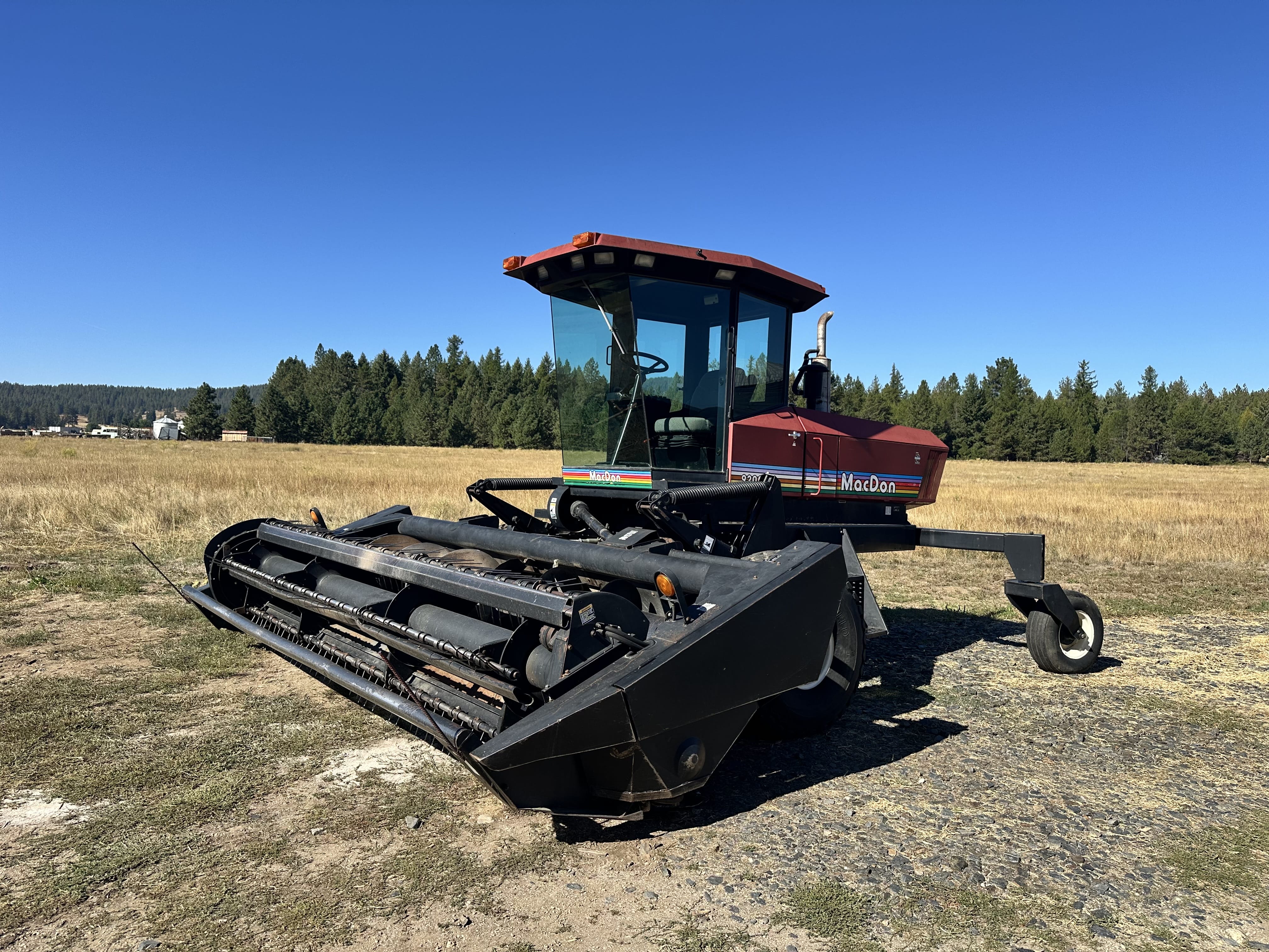 1999 MacDon 9200 Equipment Image0