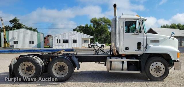 Image of Mack CH600 equipment image 3