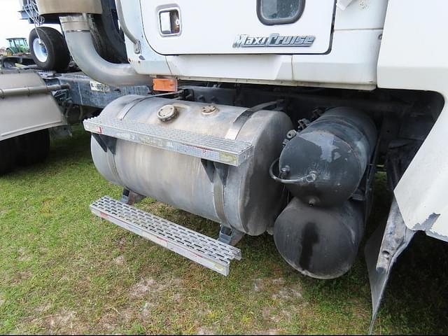 Image of Mack CH613 equipment image 3