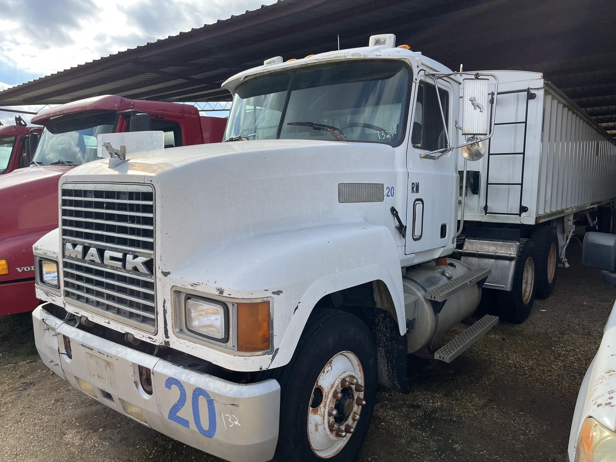 1999 Mack CH613 Equipment Image0