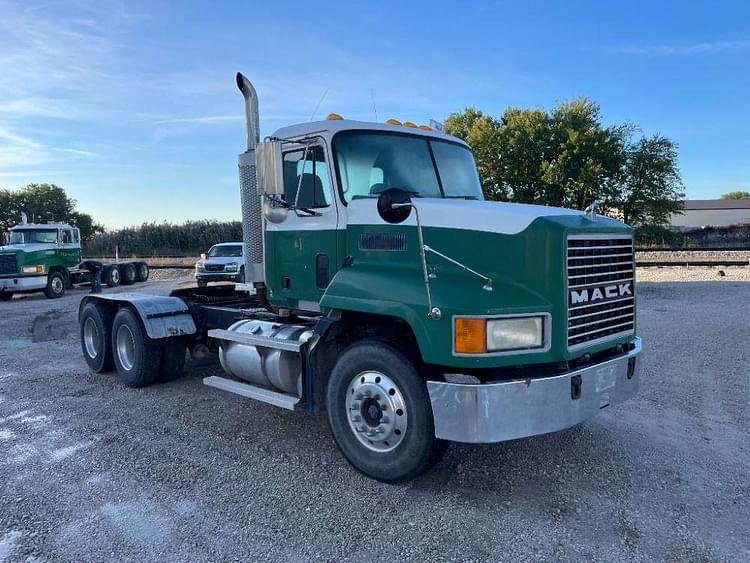 1999 Mack CH613 Equipment Image0