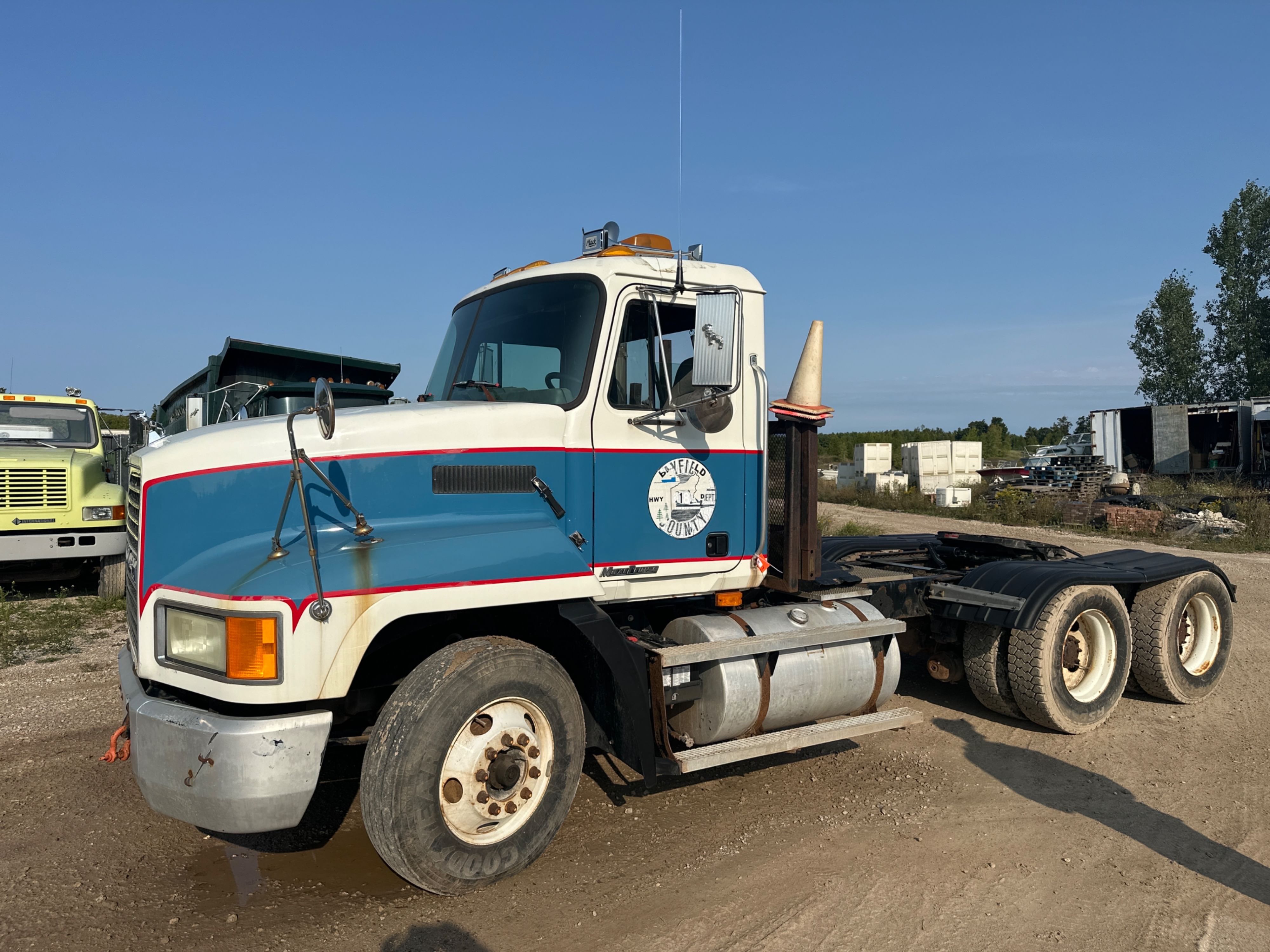 1999 Mack CH613 Equipment Image0