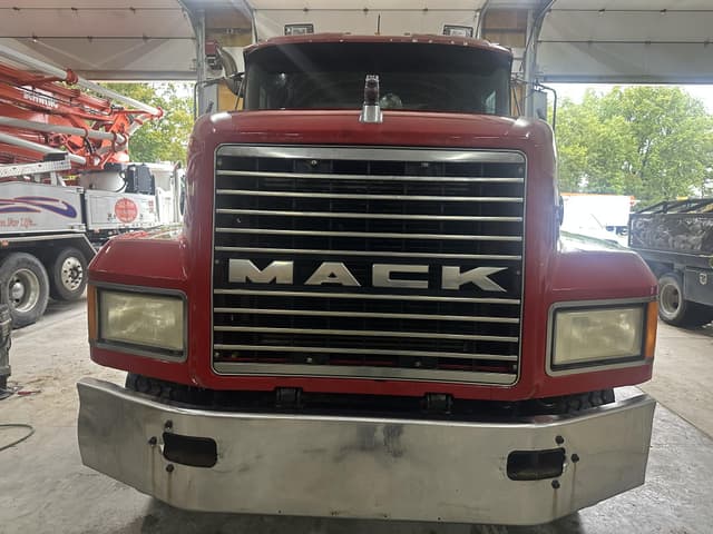 Image of Mack CL713 equipment image 2