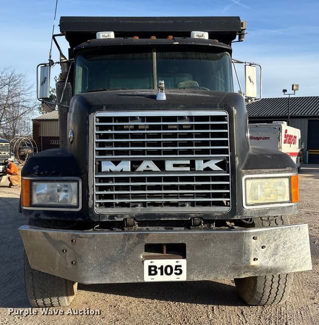 Image of Mack CL713 equipment image 1