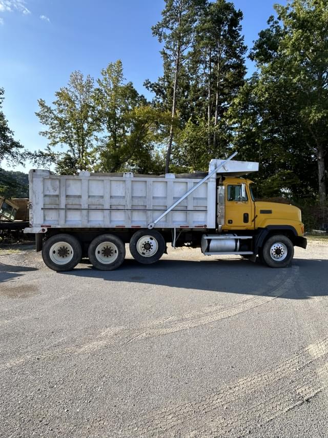 Image of Mack CL713 equipment image 3