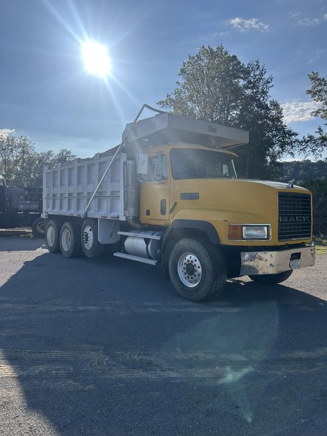 Image of Mack CL713 equipment image 4