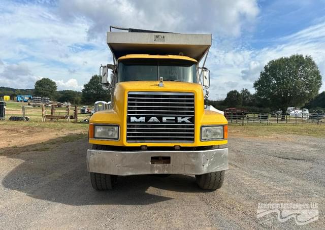 Image of Mack CL713 equipment image 2