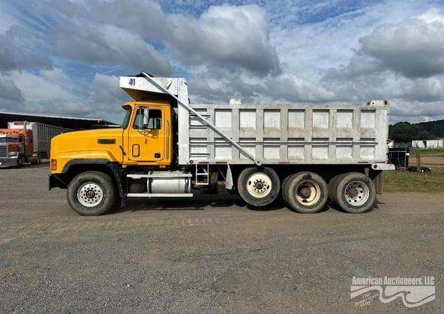 Image of Mack CL713 equipment image 1