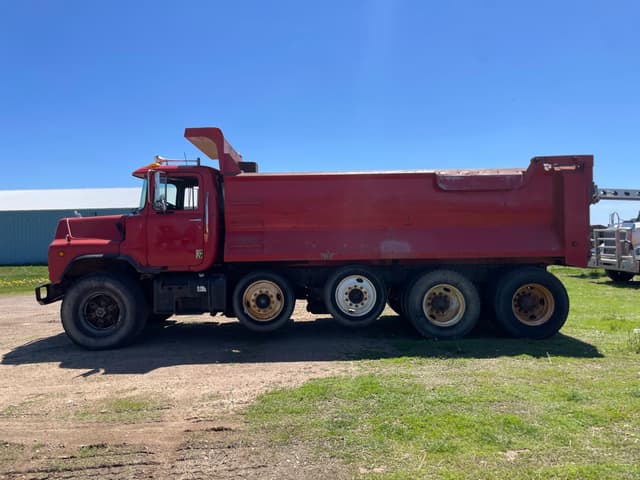 Image of Mack DM688S equipment image 1