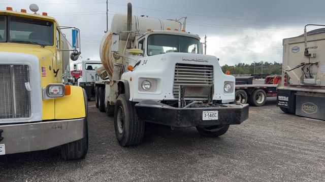 Image of Mack DM690S equipment image 2