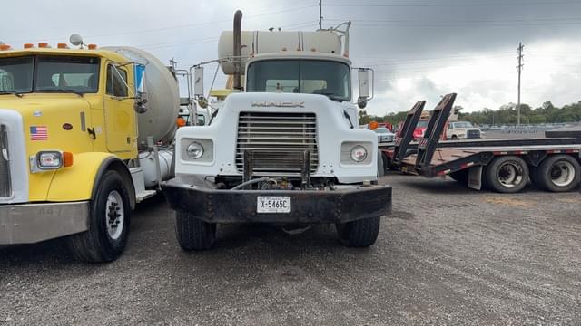 Image of Mack DM690S equipment image 1