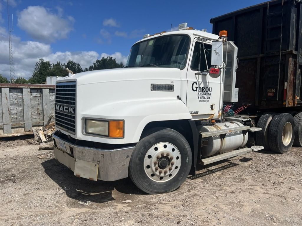 1999 Mack CH613 Equipment Image0