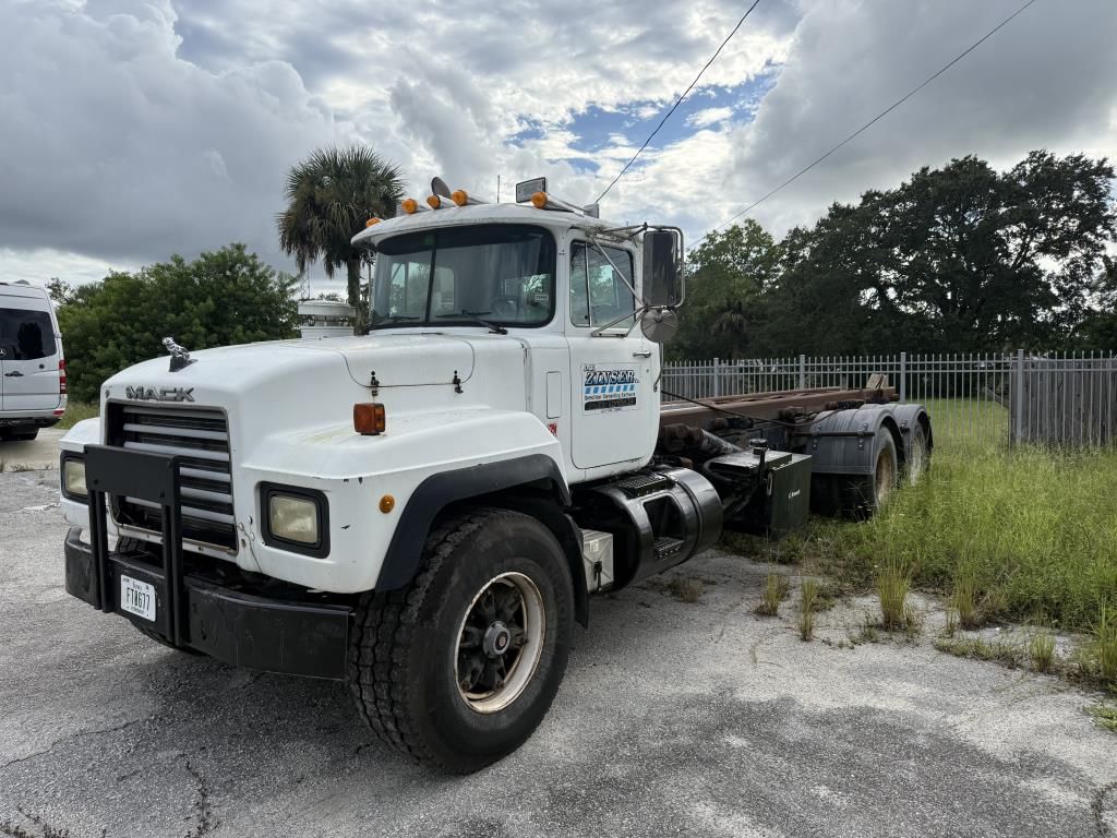 1999 Mack RD600 Equipment Image0