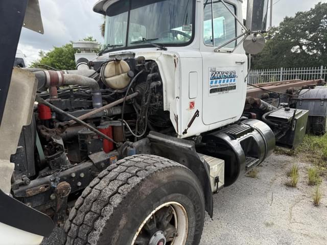 Image of Mack RD600 equipment image 3