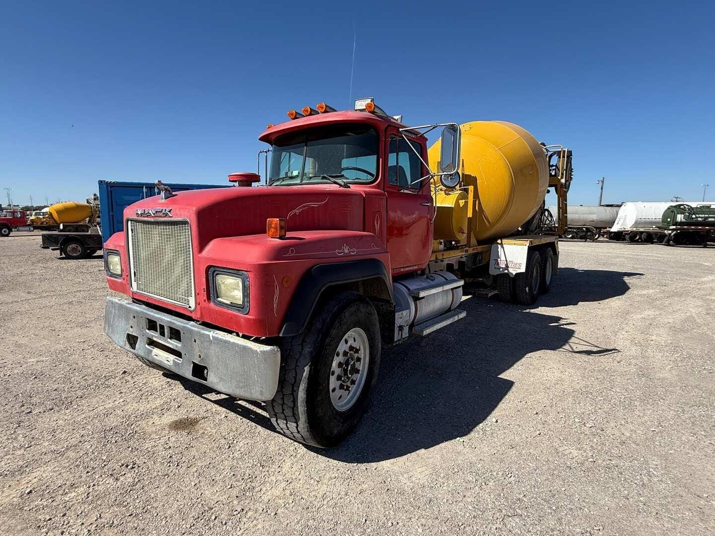 1999 Mack RD688S Equipment Image0