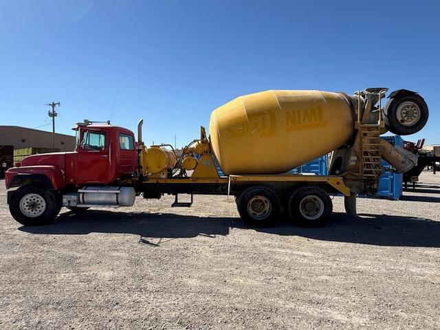 Image of Mack RD688S equipment image 4