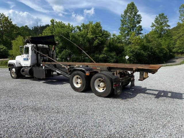 Image of Mack RD688S equipment image 2