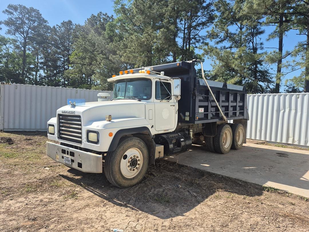Image of Mack RD688S Primary image